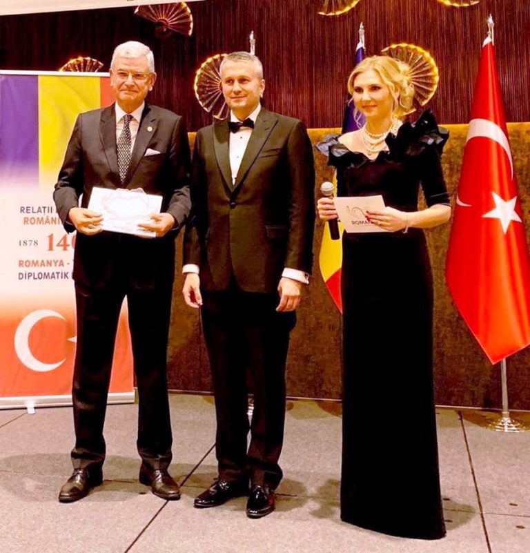 Eski Bükreş Büyükelçisi Bozkır ve şimdiki Büyükelçi Ertaş’a ödül