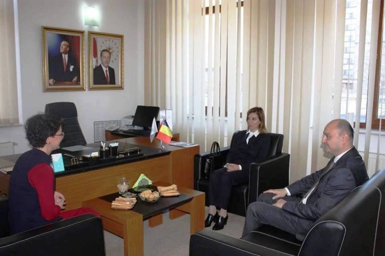 Büyükelçi Aramaz, Yunus Emre Enstitüsü ve Maarif Vakfı’nı ziyaret etti