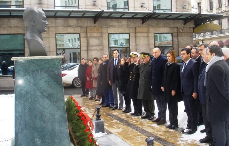 Büyükelçi Aramaz’dan Atatürk Büstü ve Şehitlik ziyareti