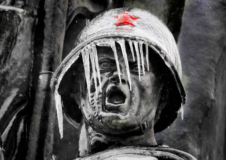 W. Post da Bükreş’teki Sovyet heykelini gördü