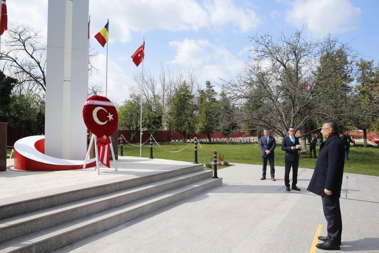 Cumhurbaşkanı Yardımcısı Oktay,  Bükreş Türk Şehitliği’ni ziyaret etti