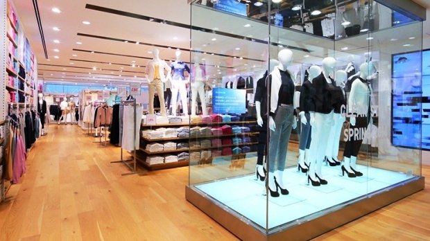 Avrupalıları Asyalılar giydiriyor