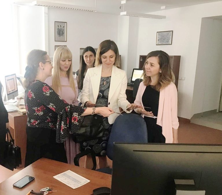 Büyükelçi Aramaz, Romen Milli Kütüphanesini ziyaret etti
