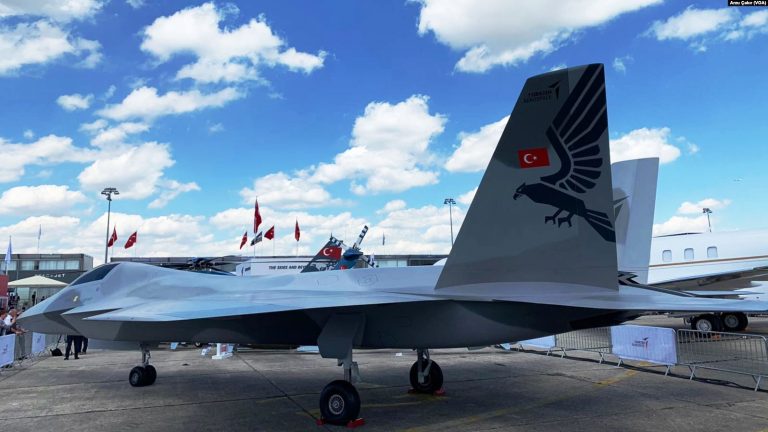 Türkiye’nin İlk Yerli Savaş Uçağı Paris’te Sergilendi