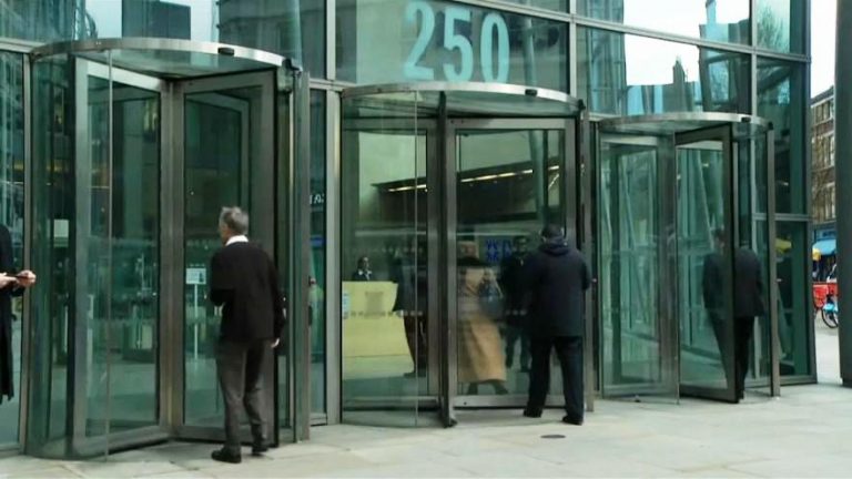 AK’den Banka devlerine 1 milyar euro ceza