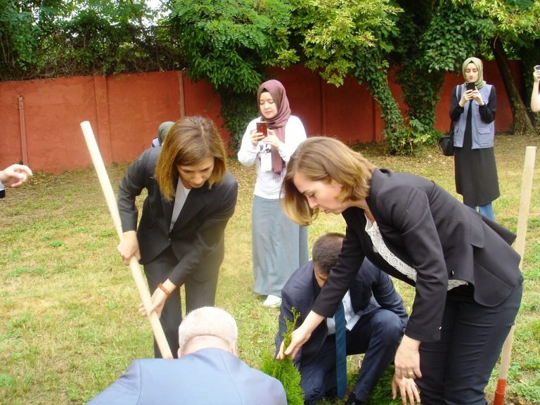 TİKA Şehitliğe 251 fidan dikti