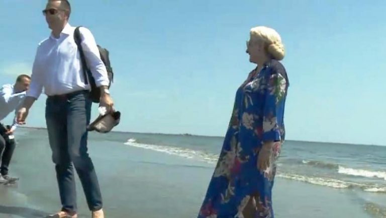 Başbakan pilajda yalınayak!