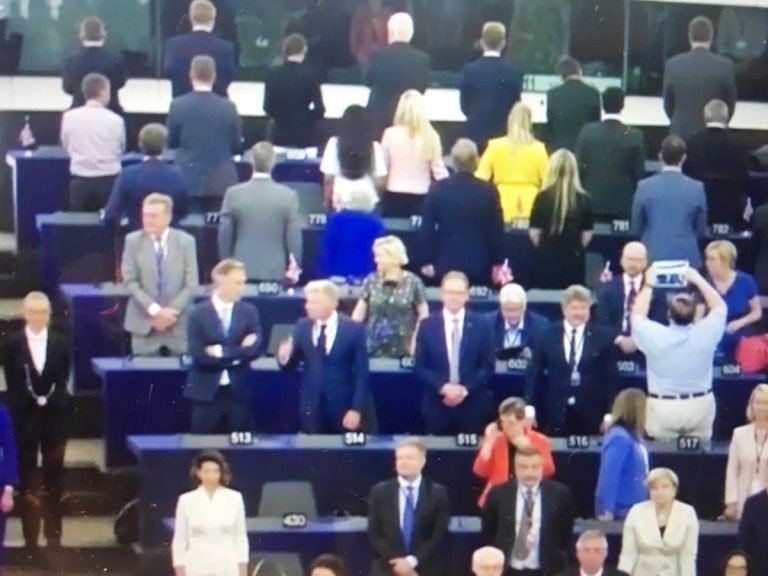 Üyesi oldukları parlamentoya İngiliz saygısızlığı