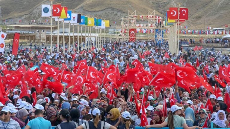 Malazgirt’te 100 bin kişi