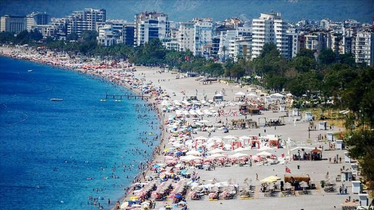 Antalya’ya 8 ayda 10 milyondan fazla turist ağırladı