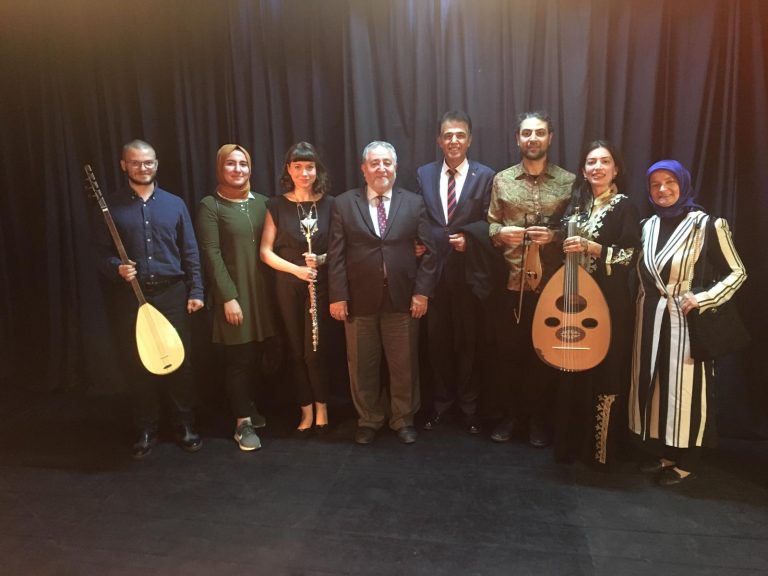 Bükreş Üniversitesi öğrencilerinden Türk müziği konseri