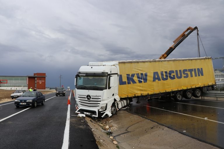 Romen TIR’ı Edirne’de kaza yaptı