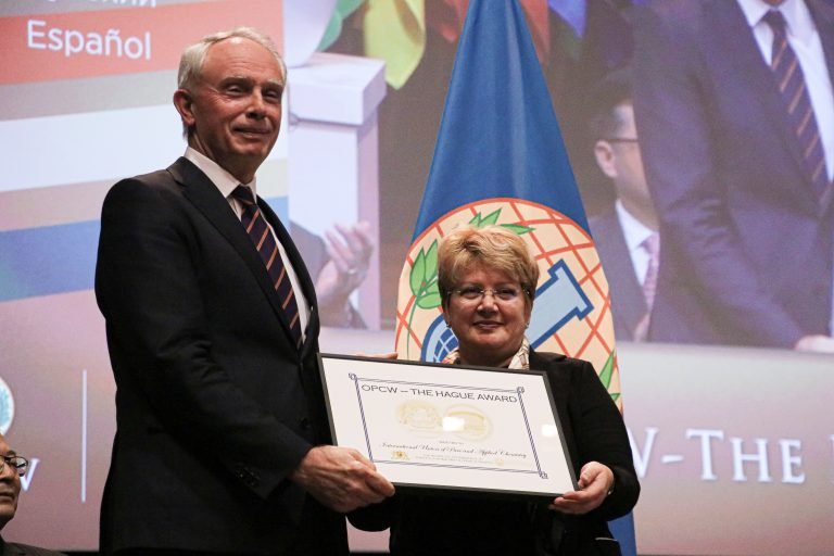 Romanya’nın Lahey Büyükelçisi Brandusa ödül verdi