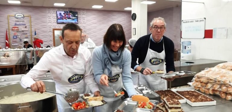 Versteeg ve Özgüzel Marathon Vakfı’nda yemek dağıttı