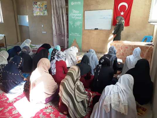 Afganistan kadınlarına okuma yazma kursu