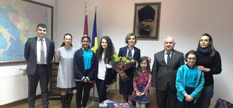 Büyükelçi Aramaz, Bükreş Maarif Okulu’nu ziyaret etti