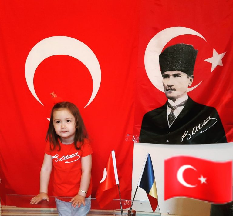 Almira, Çocuk Bayramını evde kutladı