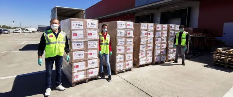 TİKA, Romanya’da 1500 aileye 17 tonluk yardım paketi dağıttı