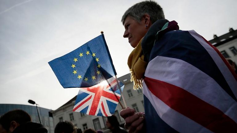 Londra Brüksel’e dikleniyor