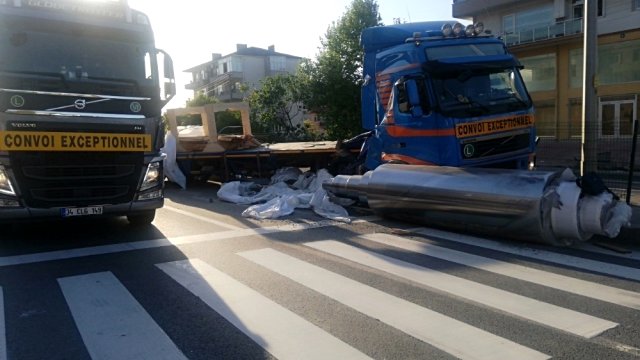 Romanya plakalı Tırdan düşen demir silindir karayolu’nu trafiğe kapattı