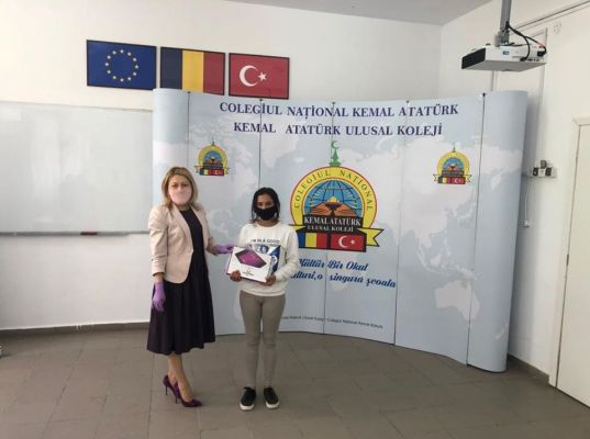 YTB’den Romanya’da 40 öğrenciye tablet