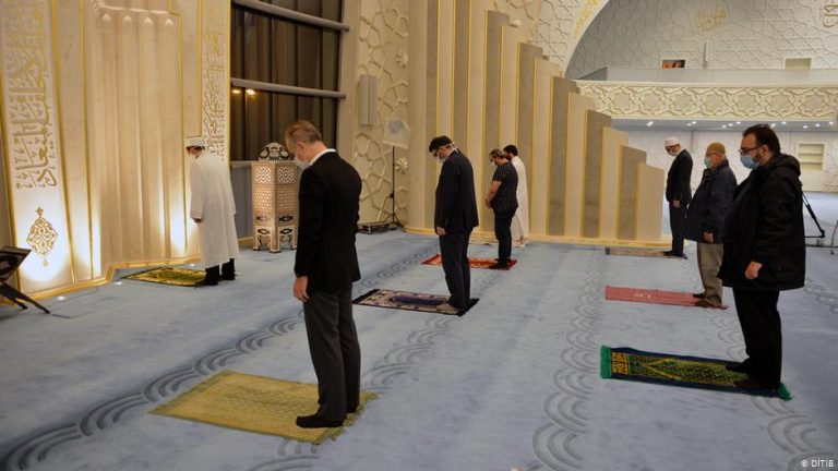 Almanya’da camiler üç vakit için ibadete açıldı