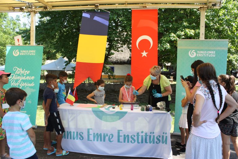 Bükreşli Çocuklar Ebru Hakkında Bilgi Alıp Kendi Ebrularını Yaptı