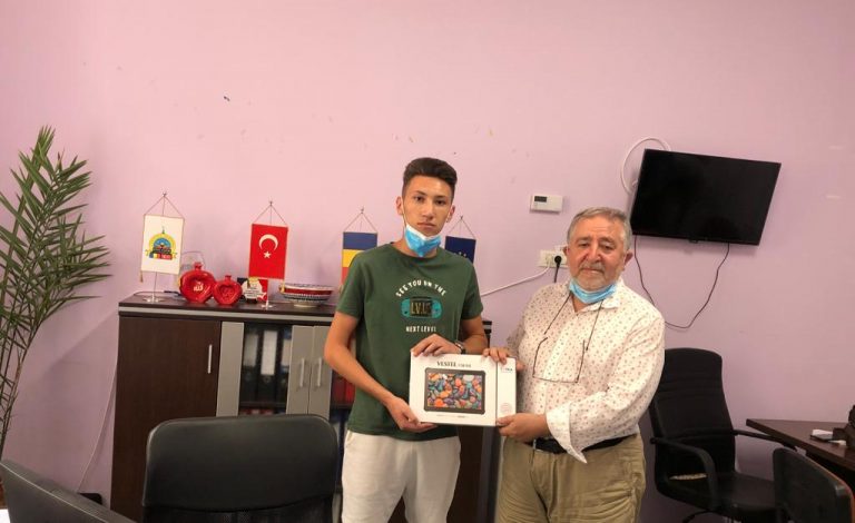 Kemal Atatürk Ulusal Koleji Okul birincisine hediye