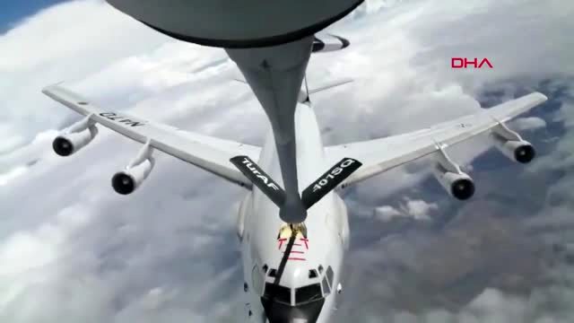 NATO uçağına havadan yakıt ikmali