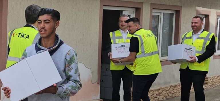 Büyükelçi Altan, Dobruca’da gıda kolileri dağıttı