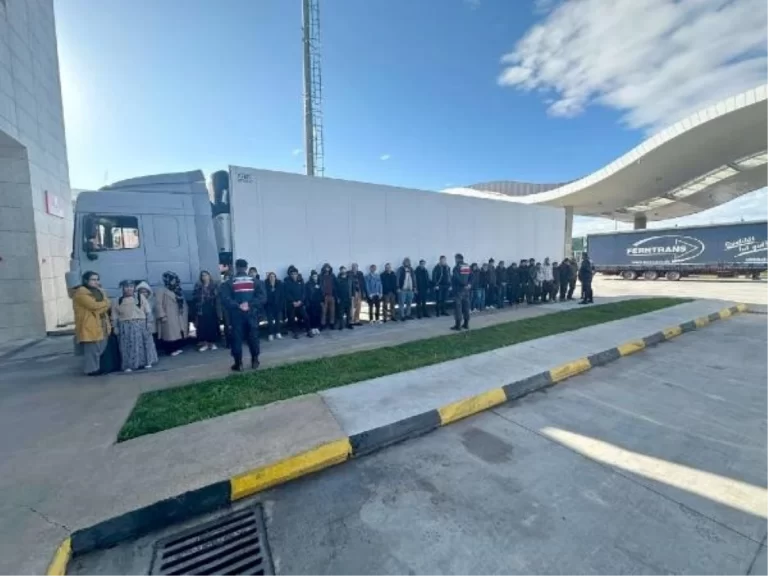 36 kaçak göçmen Romanya plakalı TIR dorsesinde kurtarıldı