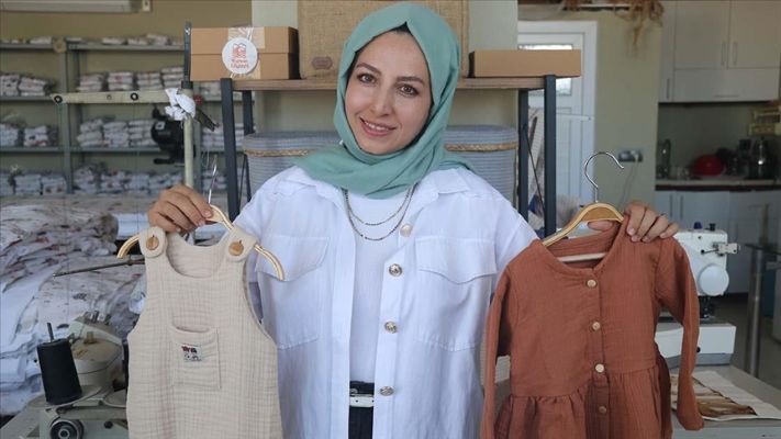 Akademisyenliği bırakan kadın girişimci hemcinsleriyle çocuk kıyafeti tasarlayıp dikiyor