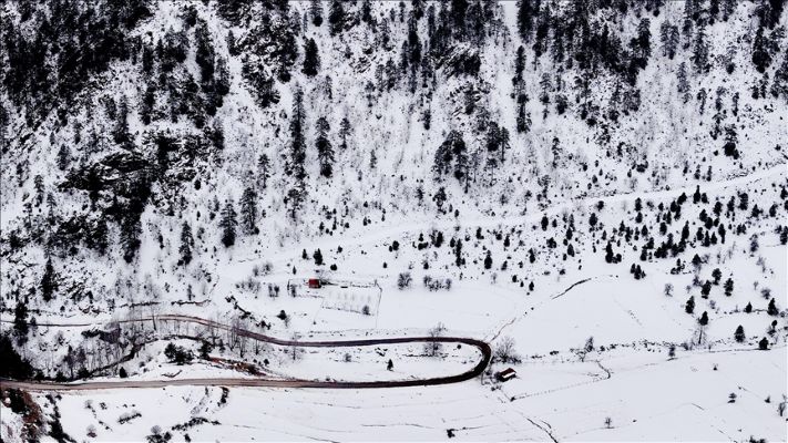 Aladağlar’da oluşan kar güzelliği dronla görüntülendi