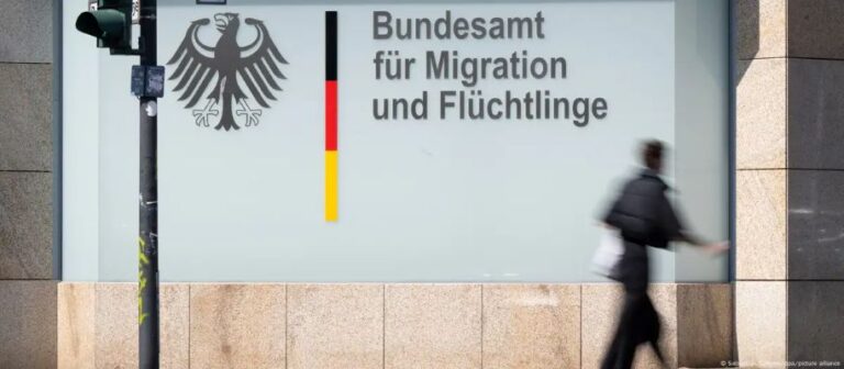 Almanya’ya iltica başvuruları yarıdan fazla azaldı
