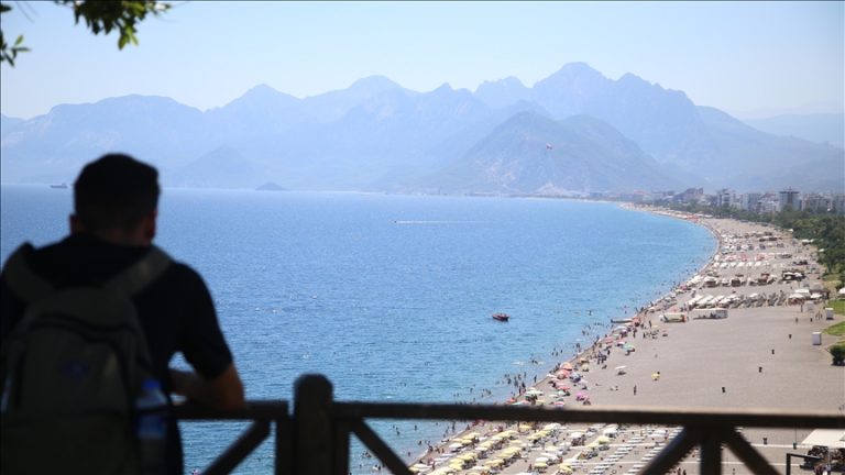 Antalya’ya gelen yabancı turist sayısı 8 milyonu aştı