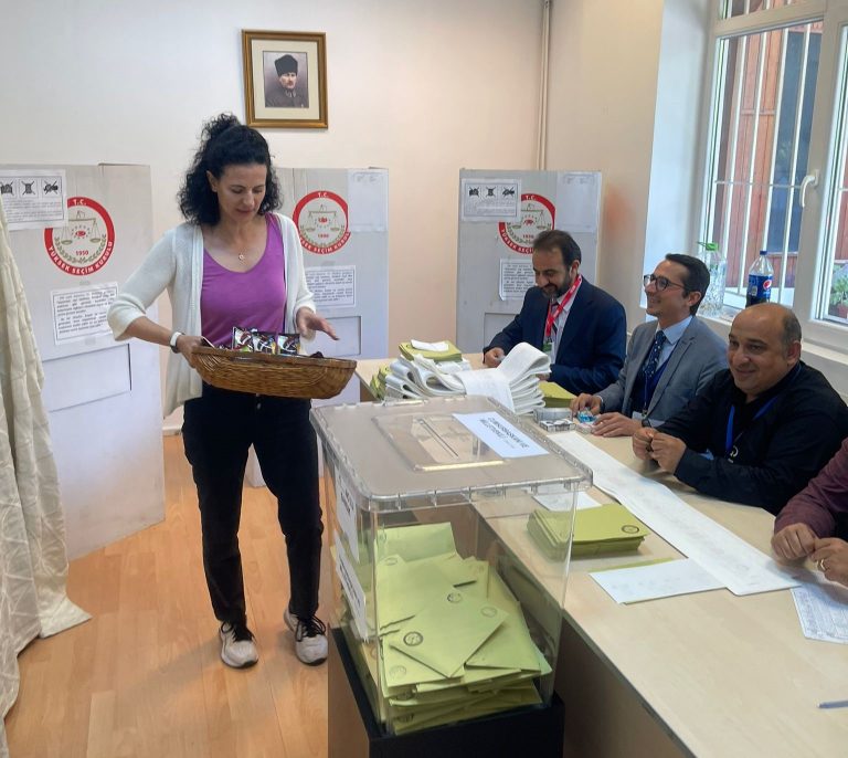 Aslı Hanım’dan seçim sandığı görevlilerine ikram