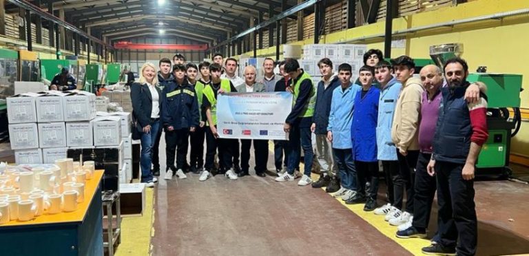 Ateş, stajer öğrencileri ziyaret etti