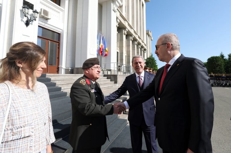 Bakan Akar, Romanya Cumhurbaşkanı Iohannis ile görüştü