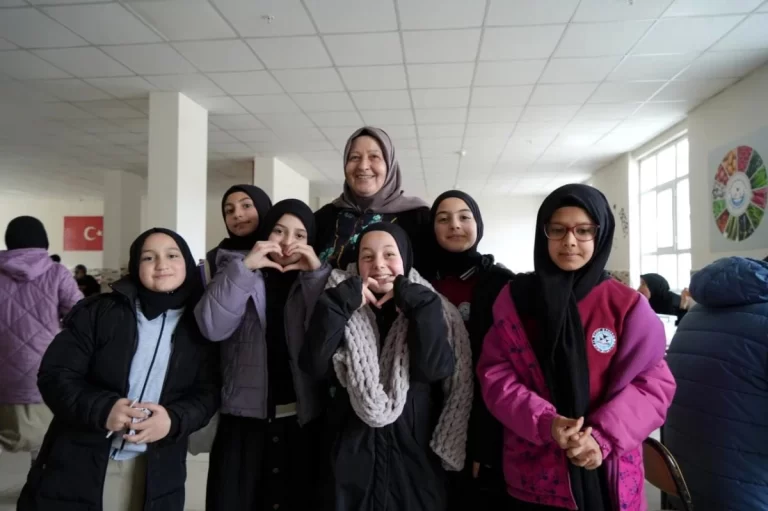 Bayburt’ta Romanyalı öğretmenin öğrencilerle kurduğu abla-kardeş ilişkisi