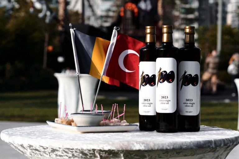 Beş yıl önce İzmir’de dikilen dostluğu sembolü zeytin ağaçlarından ilk hasat alındı