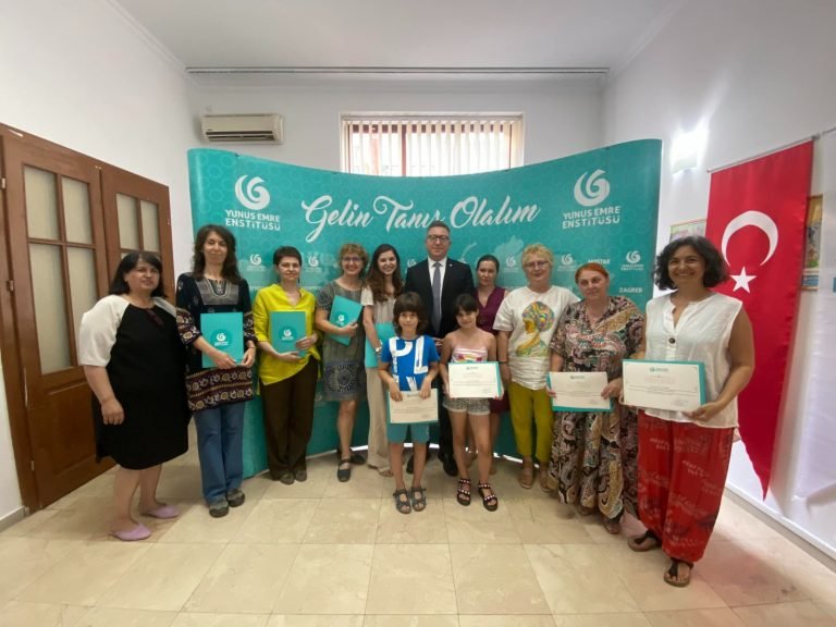 Bükreş Yunus Emre Enstitüsünde Sertifika Heyecanı