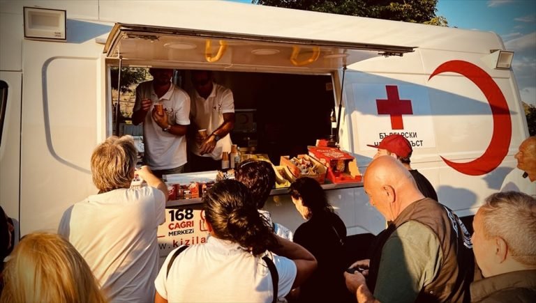 Bulgaristan-Sırbistan sınırında Türk gurbetçilere destek veriyor