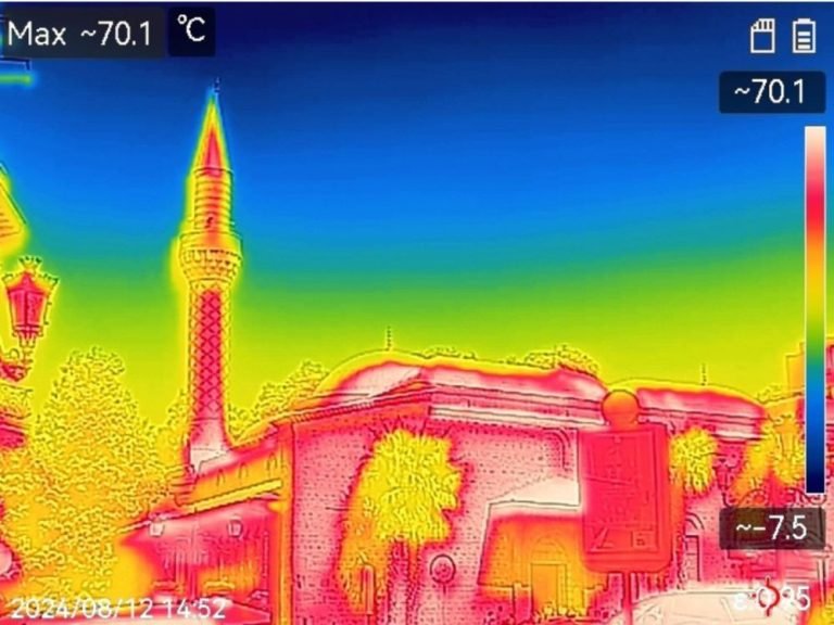  Bulgaristan’da bazı şehirlerde binaların çevresindeki sıcaklık 70°C’ye ulaştı