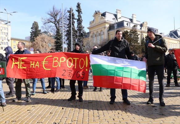 Bulgaristan’da avro karşıtı protestoda 10 polis yaralandı