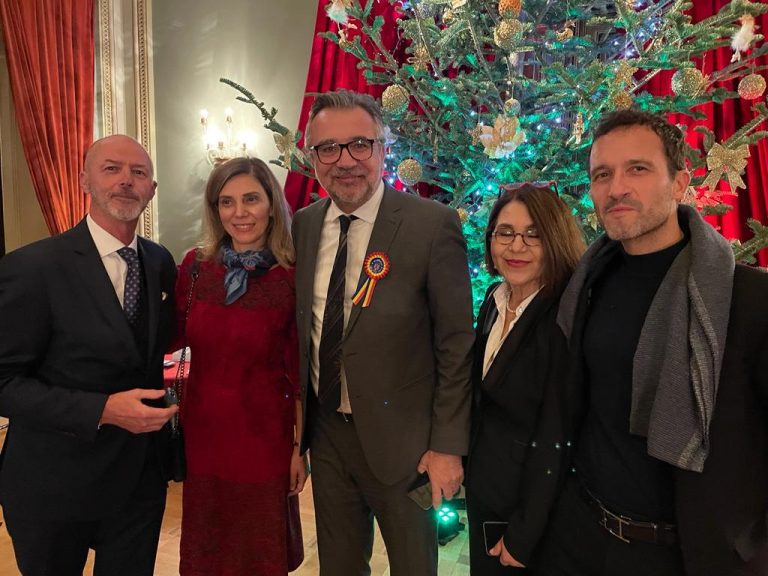Büyükelçi Aramaz “Sihirli Bluz” gösterisini izledi