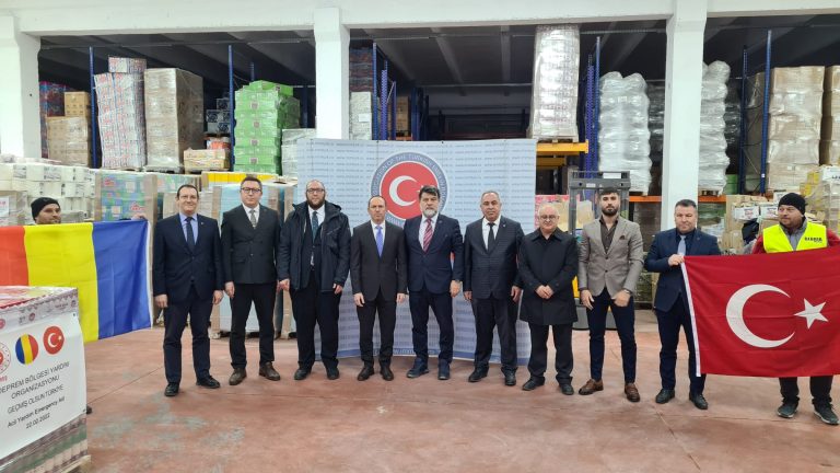 Büyükelçi Altan, TYD yardım deposunu ziyaret etti