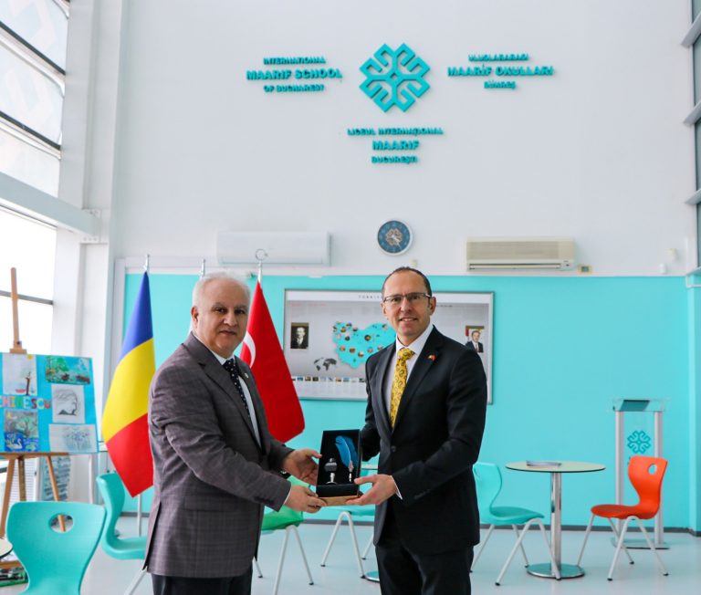 Büyükelçi Altan Maarif Okulunu ziyaret etti