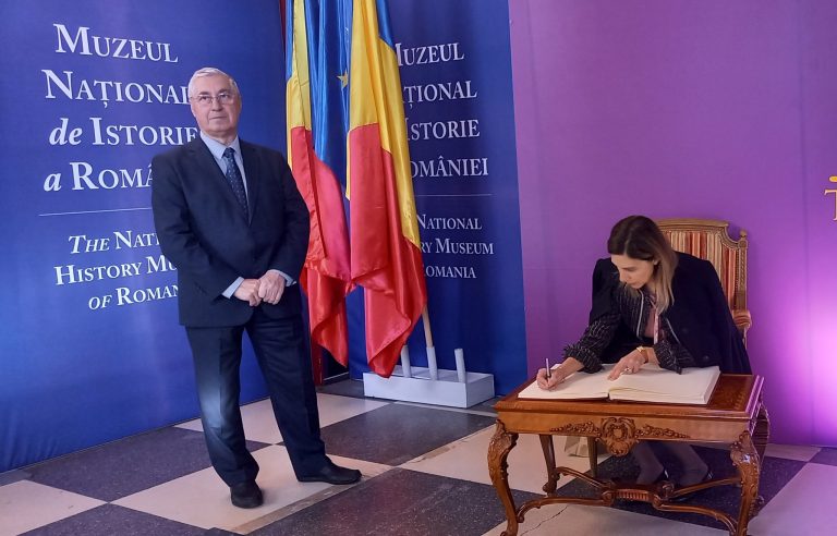 Büyükelçi Aramaz, Tarih Müzesini ziyaret etti