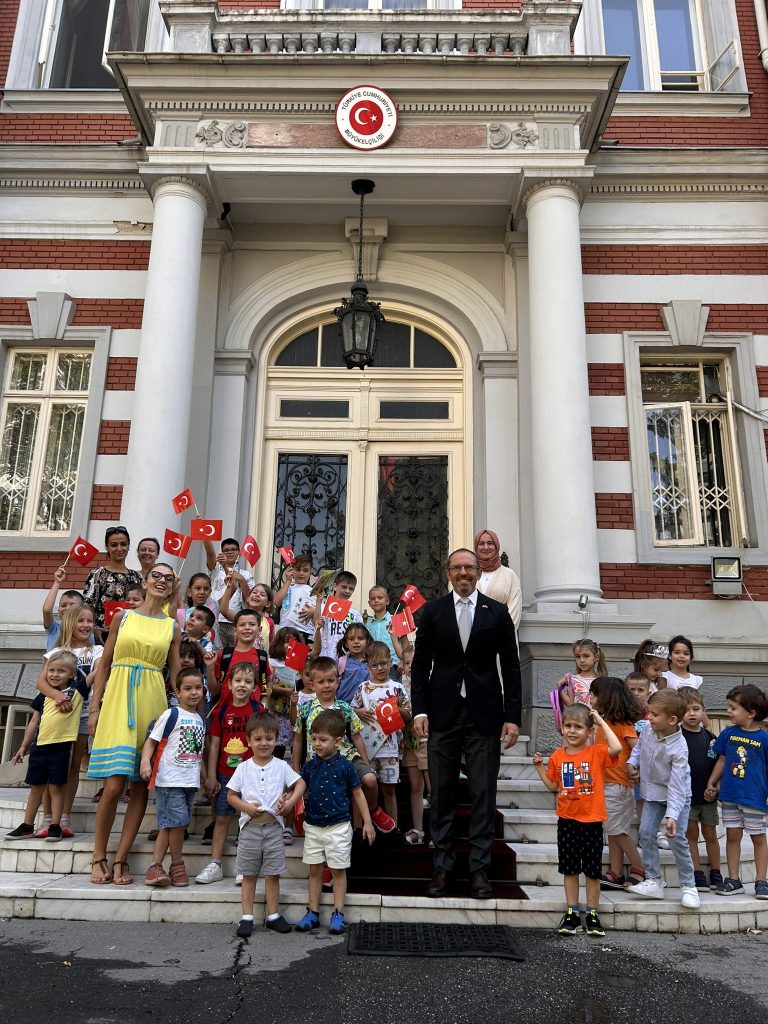 Çocuklar Büyükelçi Altan’ı ziyaret etti