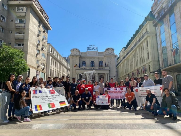 Erasmus Öğrencileri 19 Mayıs’ta Atatürk Büstü başında